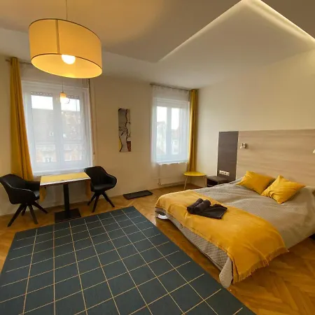 Gazde/Camere de închiriat Frank & Fang Mk1 *