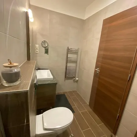 Gazde/Camere de închiriat Frank & Fang Mk1 *