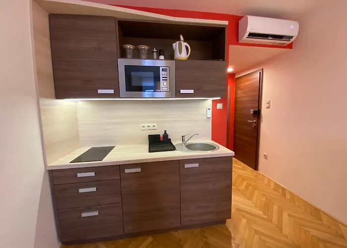 Frank & Fang Mk1 Gazde/Camere de închiriat