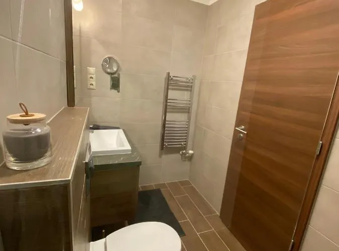 Gazde/Camere de închiriat Frank & Fang Mk1 *